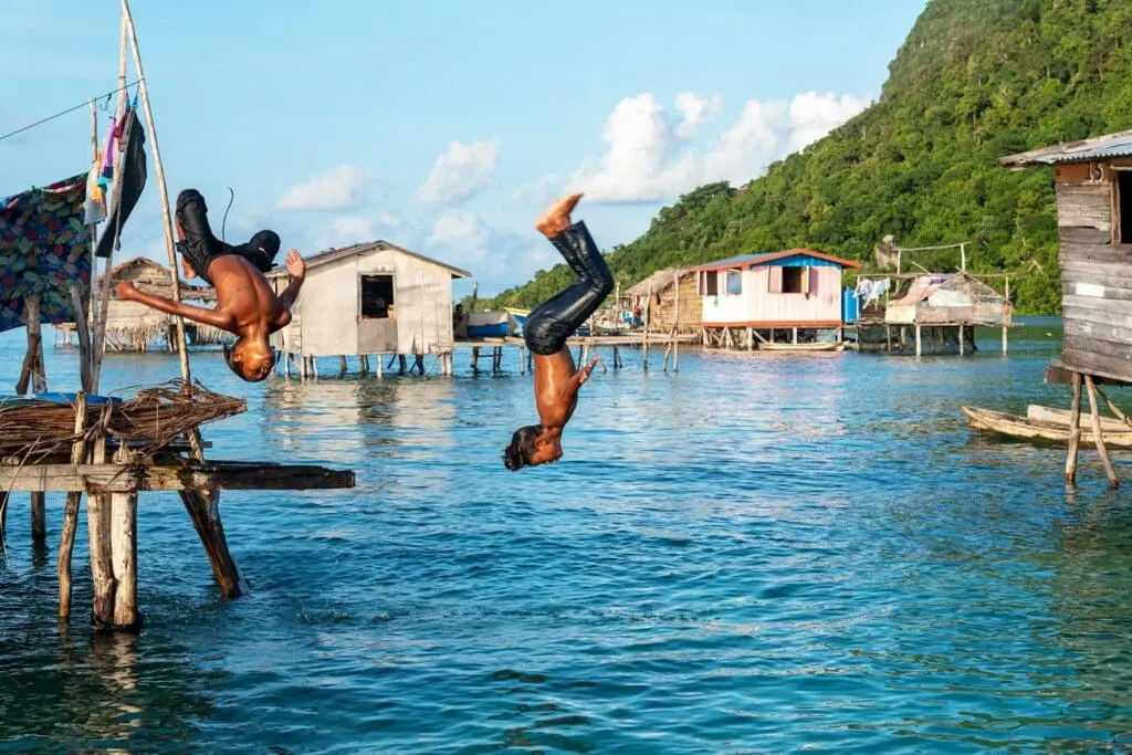 Chlapci z národa Bajau skáčou do vody