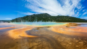 Yellowstone nemusí vybuchnout, aby zabíjel. Před 67 lety se nad ním zřítila hora a pohřbila kemp plný turistů