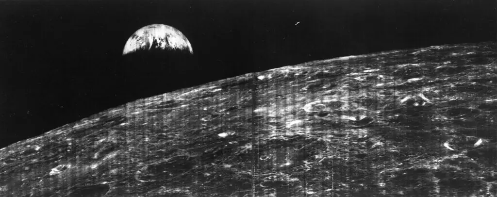 První fotografie Země pořízená z Měsíce roku 1966
