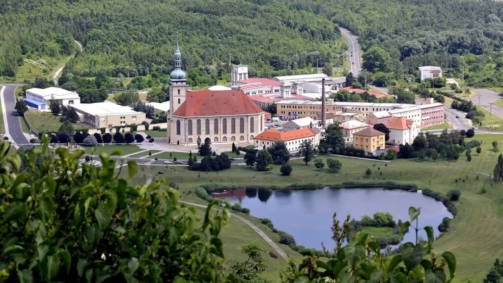 Pohled na kostel a okolí
