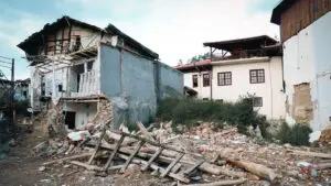 Dusno, bezvětří a podivné ticho. Může počasí skutečně předpovědět zemětřesení?