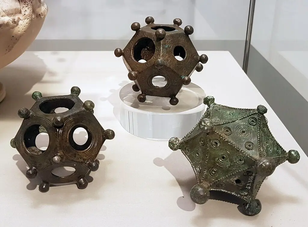 Dodekaedry v Rheinisches Landesmuseum v Bonnu