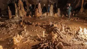 Před 176 500 lety neandertálci sestoupili do naprosté tmy. Jen proto, aby postavili záhadný kruh