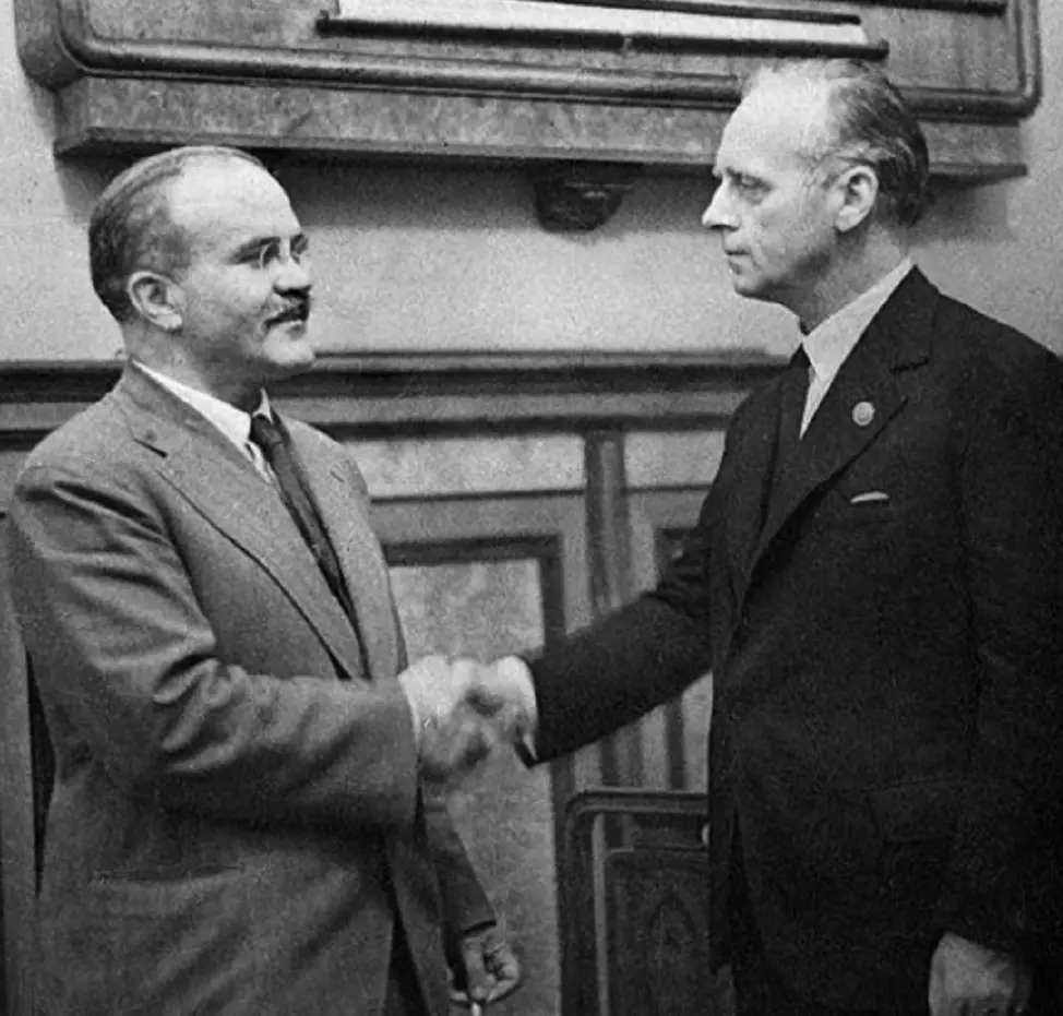 Molotov si potřásá rukou s Joachimem von Ribbentropem