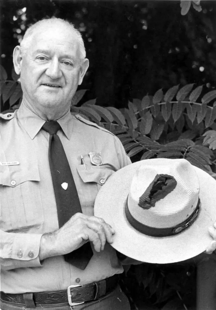 Roy Sullivan ukazuje klobouk popálený bleskem