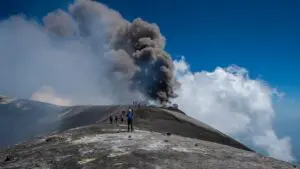 Etna předvedla démonické divadlo. Tisíce lidí přišly v žabkách k tekoucí lávě, aby si ho natočily