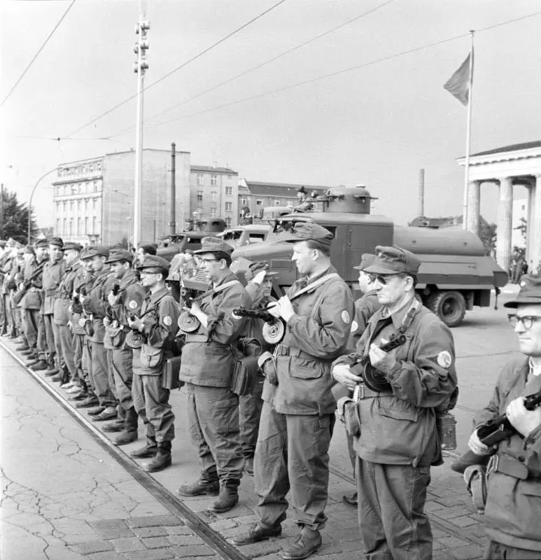 Vojáci uzavírají berlínskou hranici 13. srpna 1961
