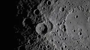 NASA objevila na Měsíci nový obří kráter. Vznikl teprve před dvěma lety