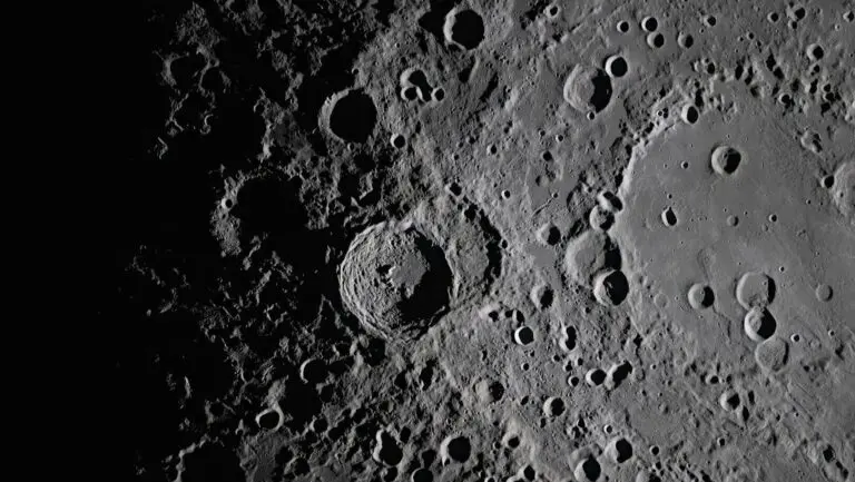 NASA objevila na Měsíci nový obří kráter. Vznikl teprve před dvěma lety