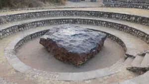 Farmář oral pole a našel 60tunový meteorit. Vědci marně hledají kráter