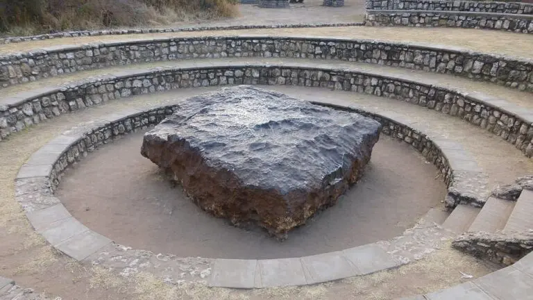 Farmář oral pole a našel 60tunový meteorit. Vědci marně hledají kráter