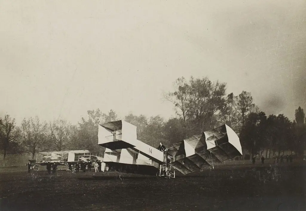 Letoun 14-bis na dobové fotografii z roku 1906