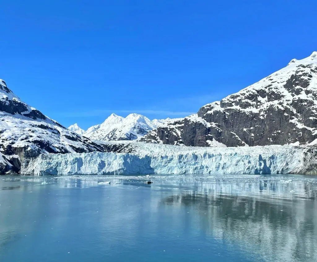 Ledovcové jezero s horami na pozadí