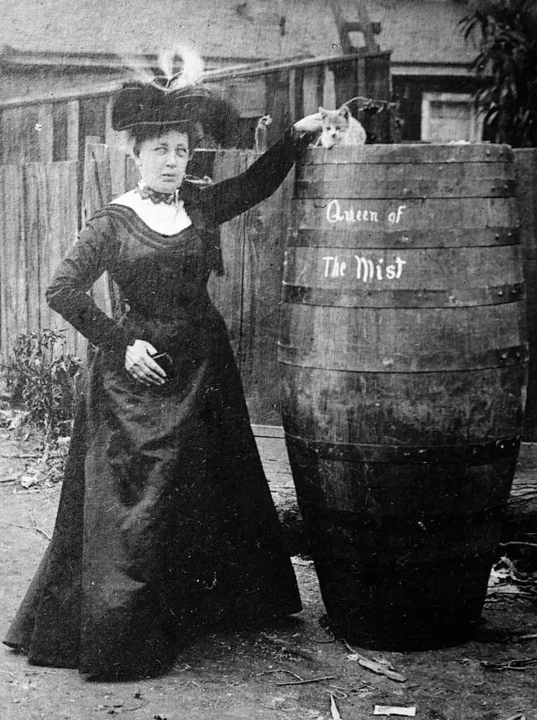 Annie Edson Taylor pózuje s barelem a kočkou