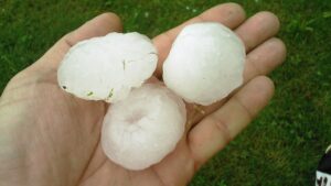 Obří kroupy padají z nebe čím dál častěji. Na vině může být změna klimatu