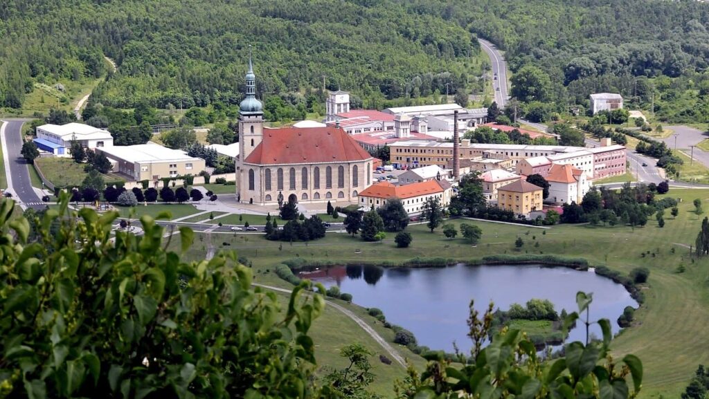 Pohled na kostel a okolí
