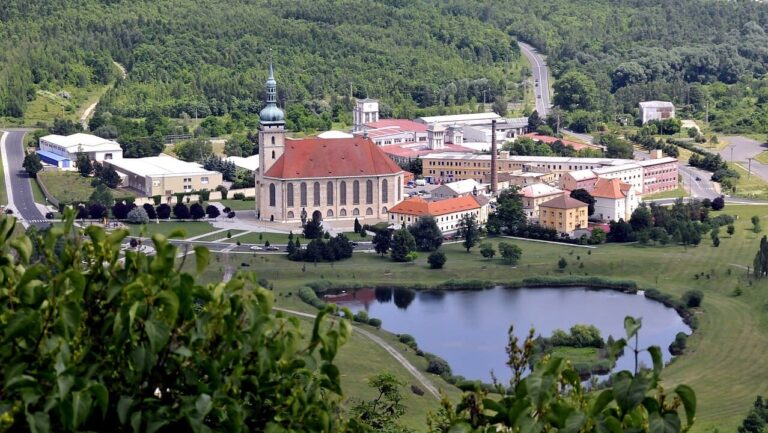 Nechtěli ho zbourat, tak kostel naložili na koleje. Českoslovenští inženýři dokázali nemožné