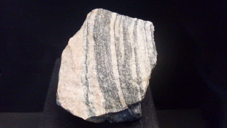 Fragment skály z komplexu Acasta Gneiss v Přírodovědném muzeu ve Vídni