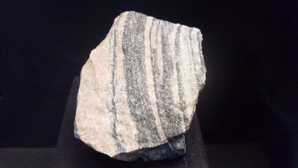 Fragment skály z komplexu Acasta Gneiss v Přírodovědném muzeu ve Vídni