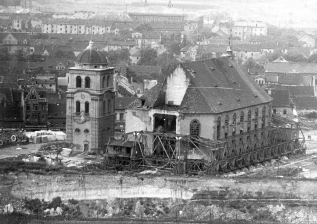 Kostel s ocelovou konstrukcí před přesunem