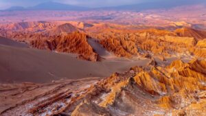 Poušť Atacama připomíná krajinu Marsu. Na nejsušším místě světa přesto existuje život