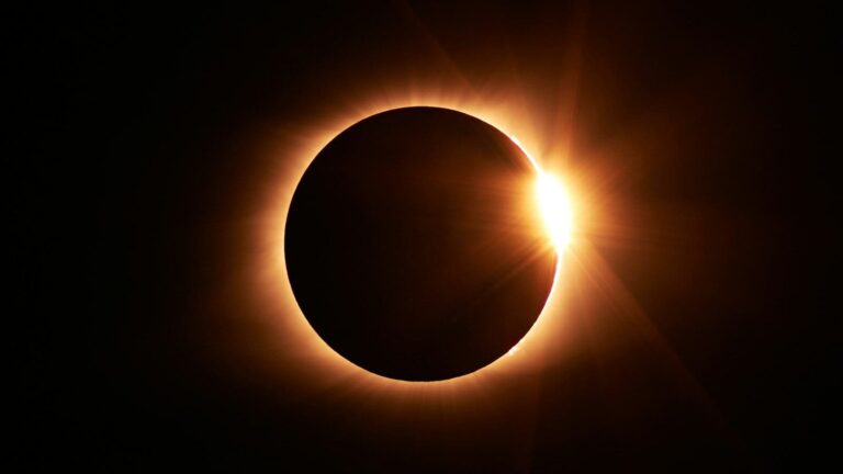 total solar eclipse diamond ring