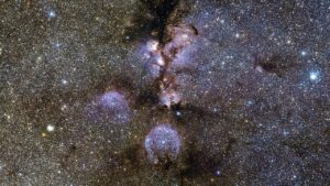 Lidé si myslí, že ji astronomové na fotkách přibarvují. Mlhovina Kočičí tlapka ale hýří barvami i ve skutečnosti