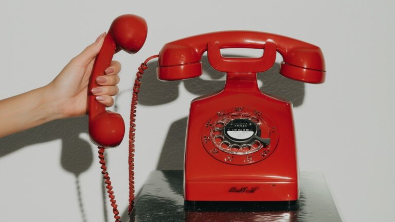 červený telefon