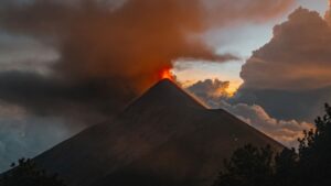 Ohnivý kruh se probudil. Sopka v Guatemale chrlila lávu a popel, video zachytilo obří mračna nad vesnicí