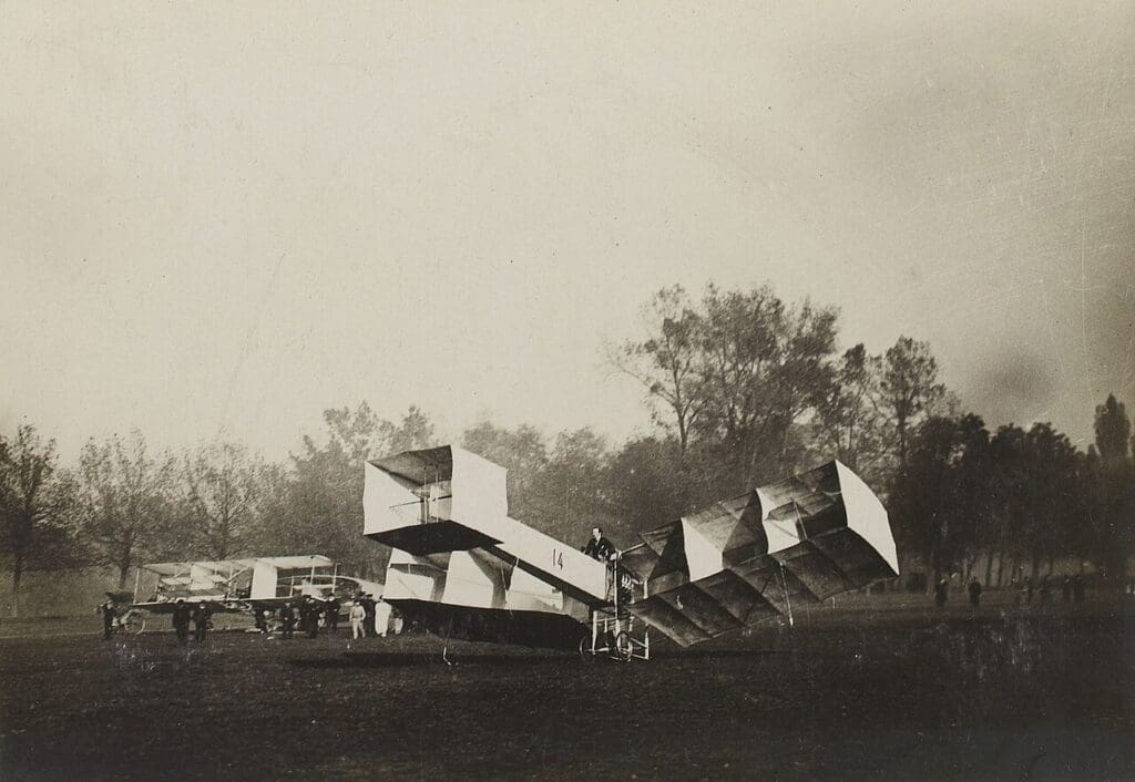 Letoun 14-bis na dobové fotografii z roku 1906