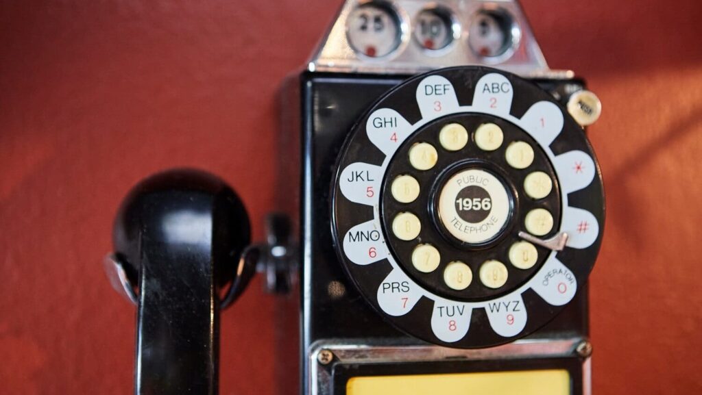 Retro telefon z roku 1956