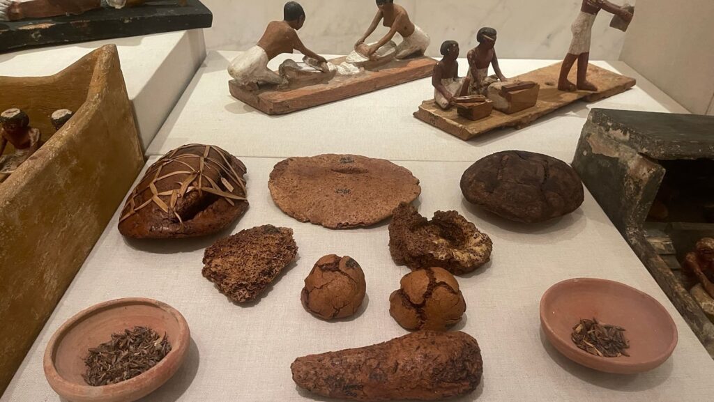 Různé druhy egyptského chleba vystavené v muzeu v Káhiře