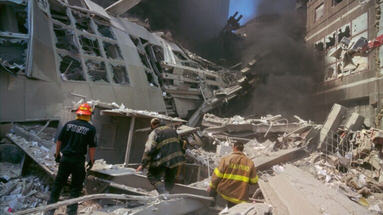 Stočil se do klubíčka a čekal na smrt. Z trosek World Trade Center nakonec vyvázl se zlomeným chodidlem