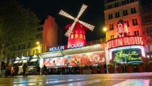Kankán, bohémští umělci a výstřední show: Moulin Rouge před 137 lety zasadil ránu měšťanské morálce